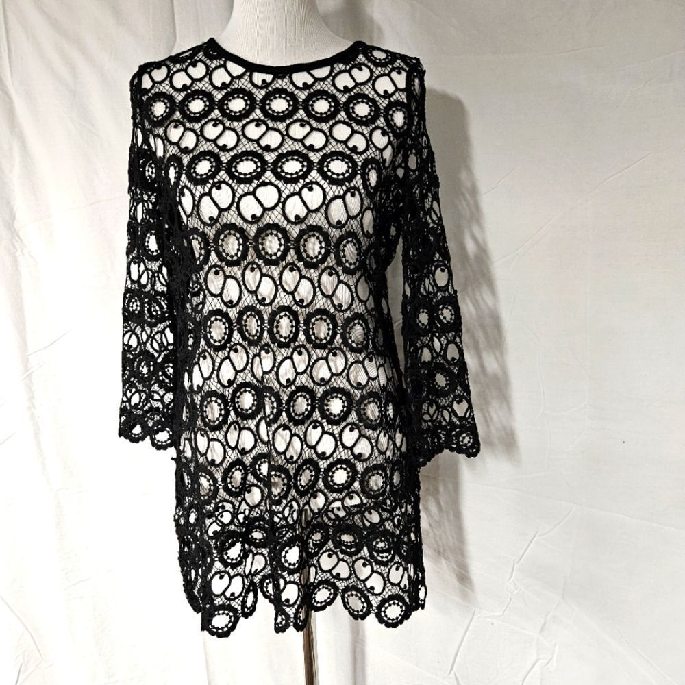 Shana Apparel Black Lace Cutout Long Sleeve Scalloped Bottom Tunic Blouse